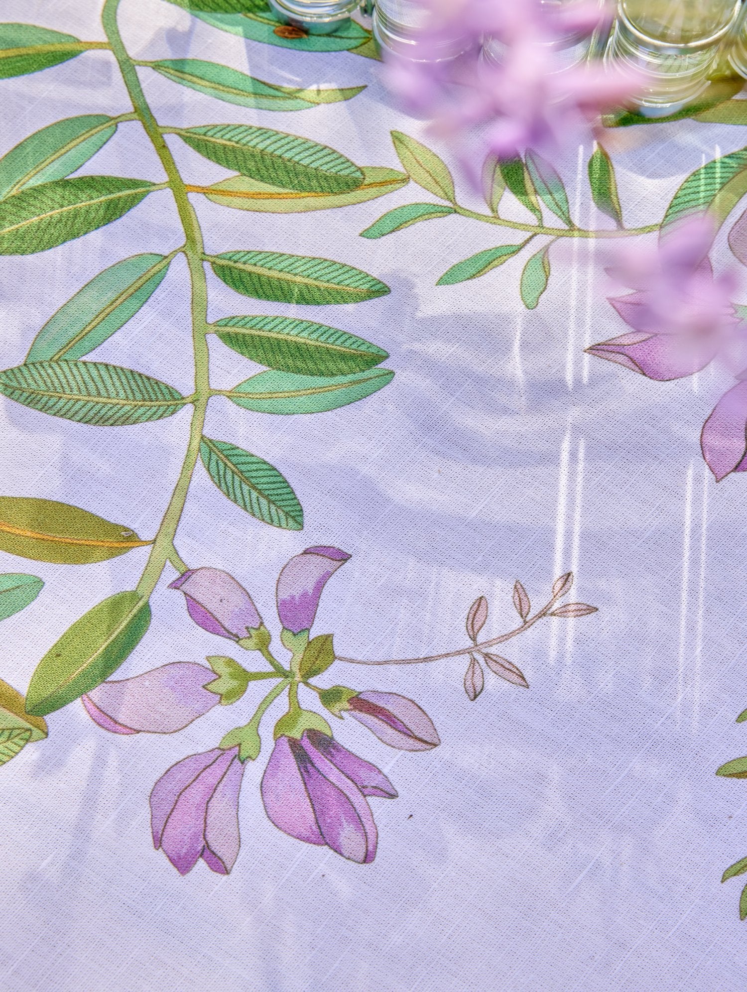 Jacquard Français "Pois de Senteur” (Pink), Printed cotton / linen table runner.