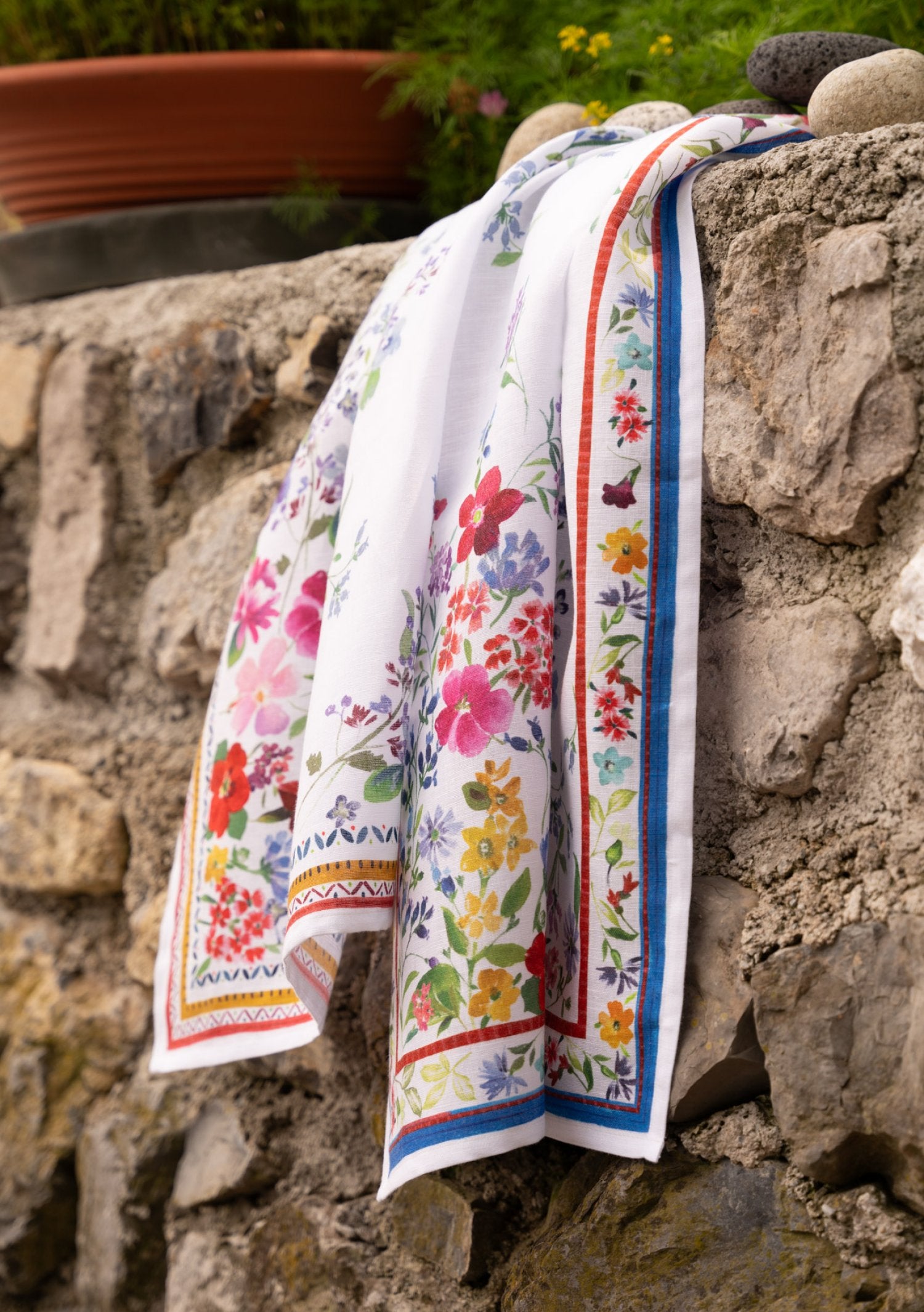 Tessitura Toscana Telerie, “Primula - Blu”, Pure linen printed tea towel.