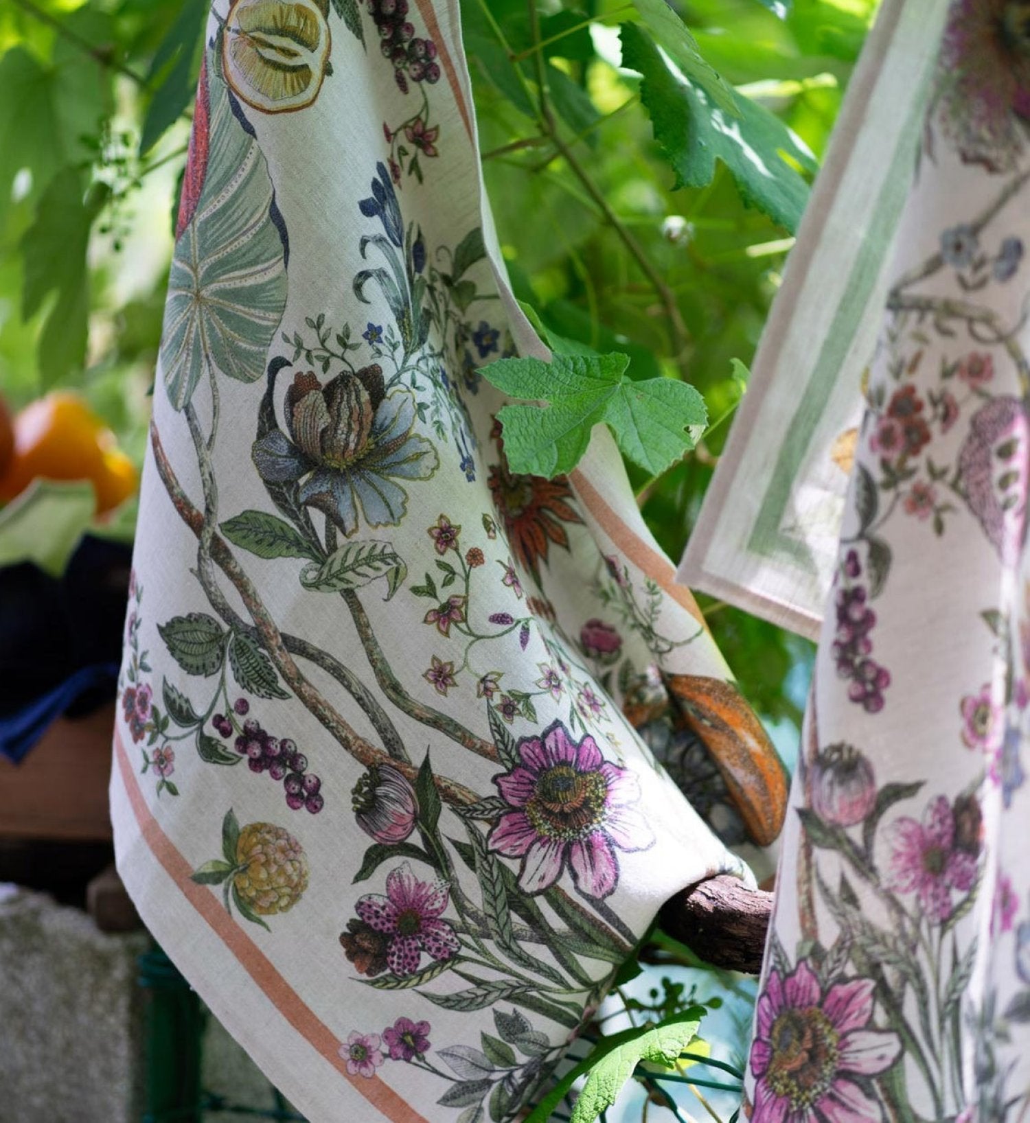 Tessitura Toscana Telerie, “Biloba-Rosso”, Pure linen printed tea towel. - Home Landing