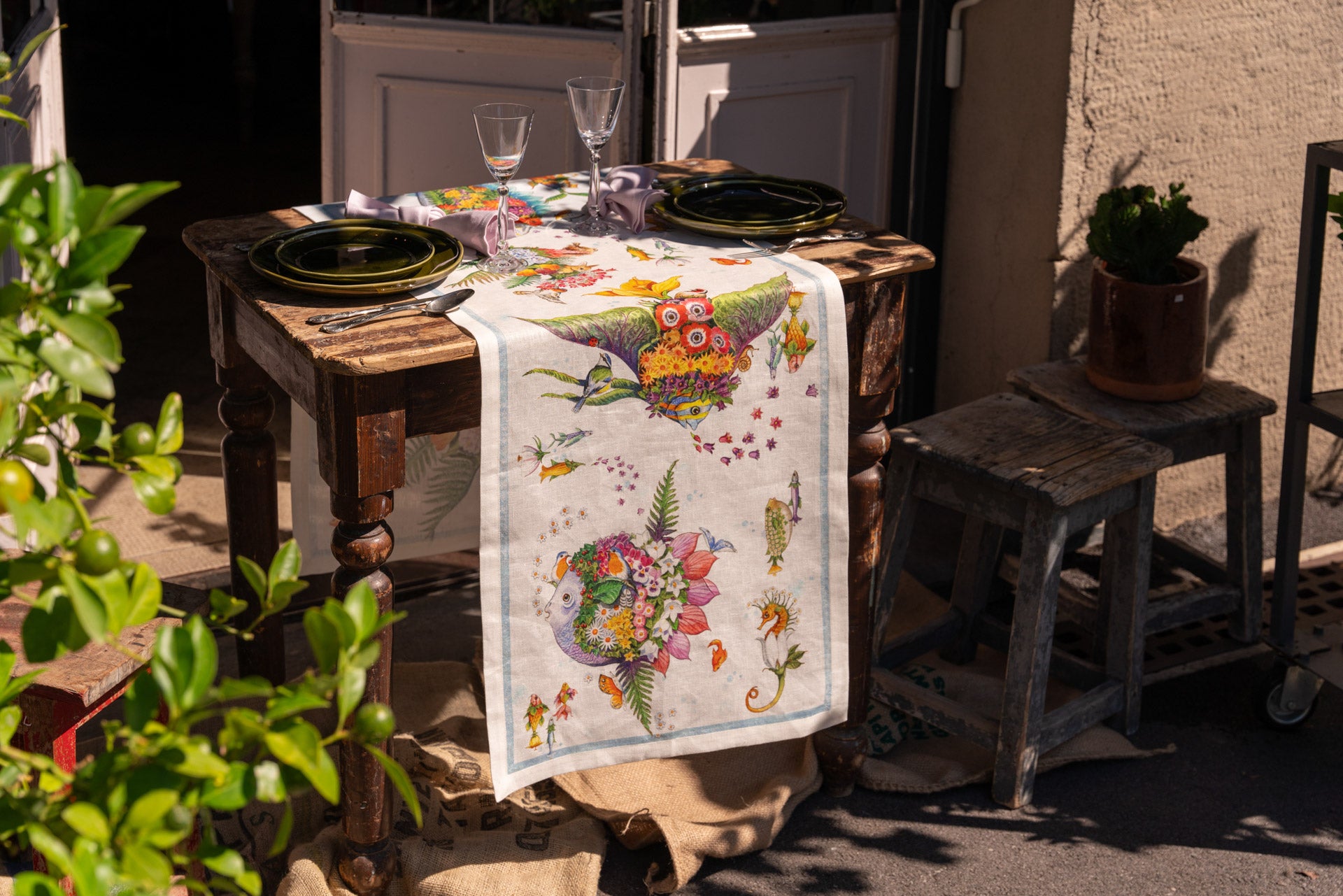 Tessitura Toscana Telerie, “Pesciflora”, Pure linen printed table runner.