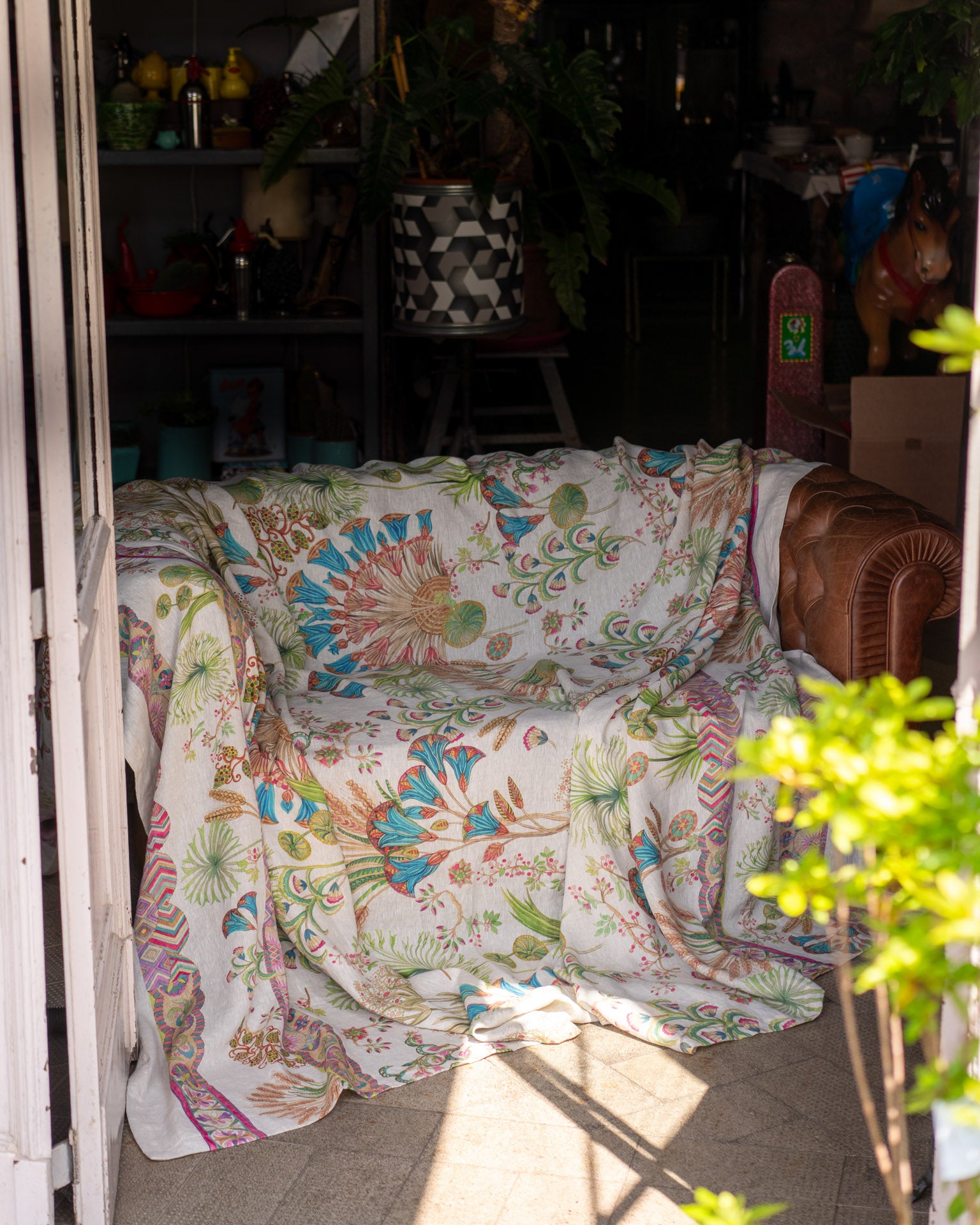 Tessitura Toscana Telerie, “Papyro Mezzero”, Printed linen throw.