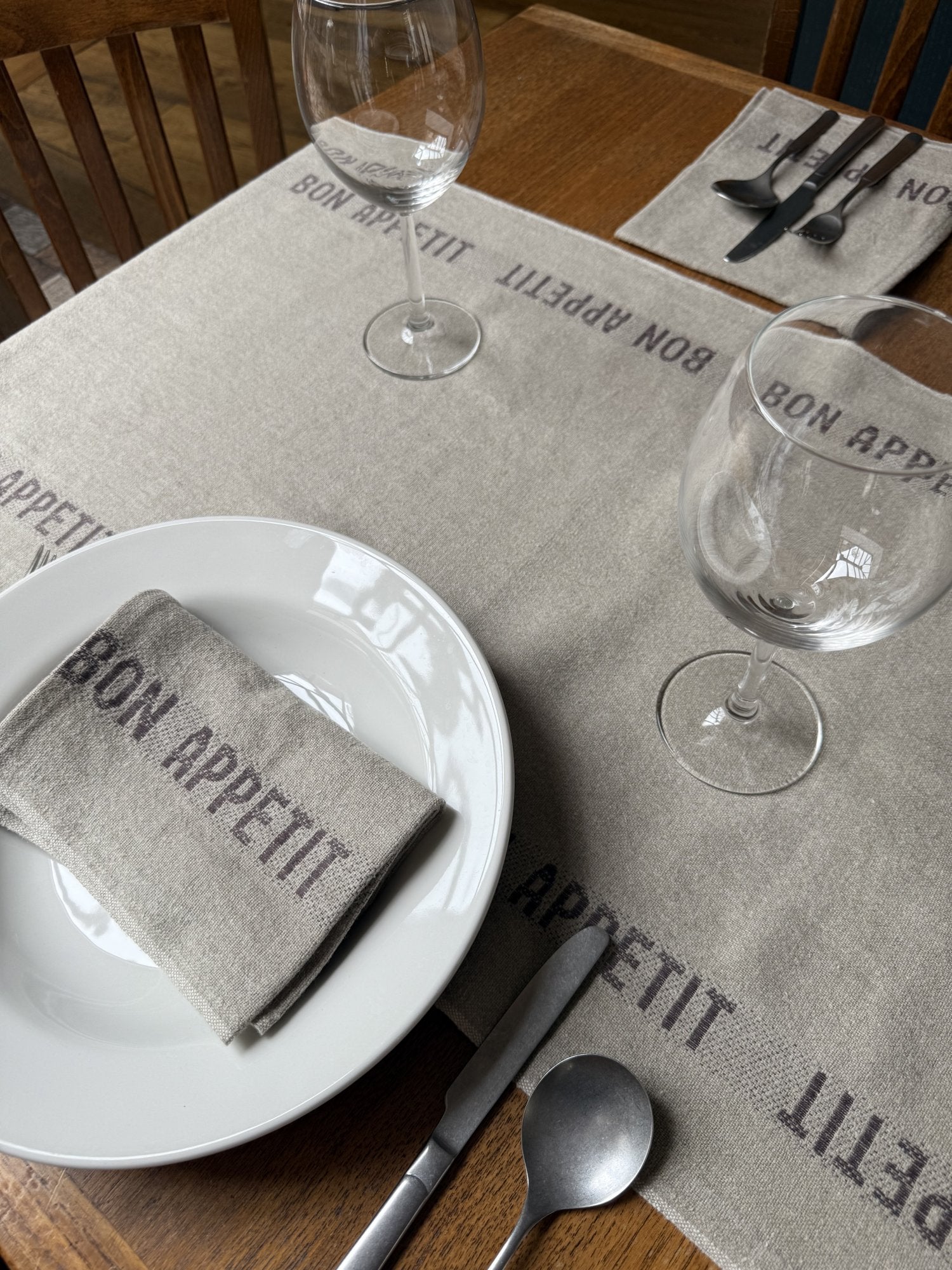 Charvet Editions "Bon Appetit" (Marron), Long woven linen table runner. France