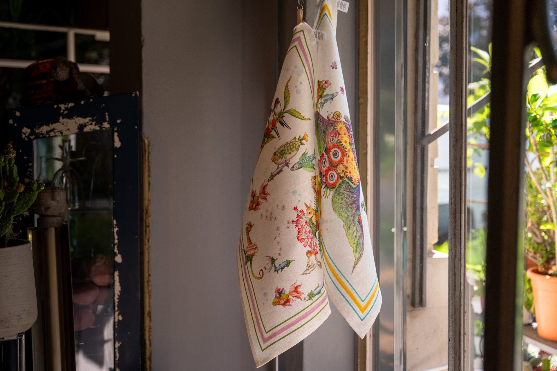 Tessitura Toscana Telerie, “Pesciflora Pink”, Pure linen printed tea towel.