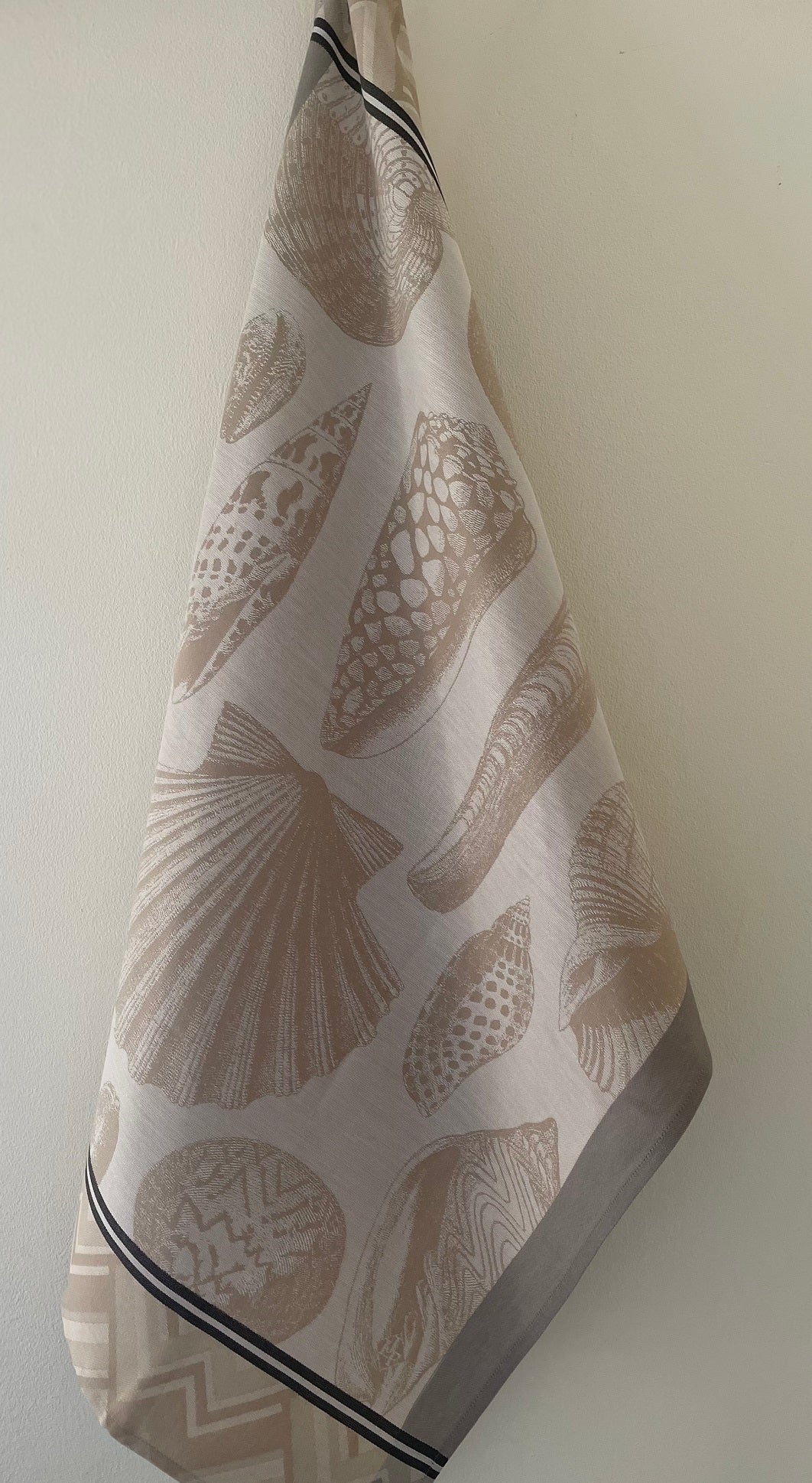 Jacquard Francais "Coquillages" (Sable), Woven cotton tea towel. Made in France.