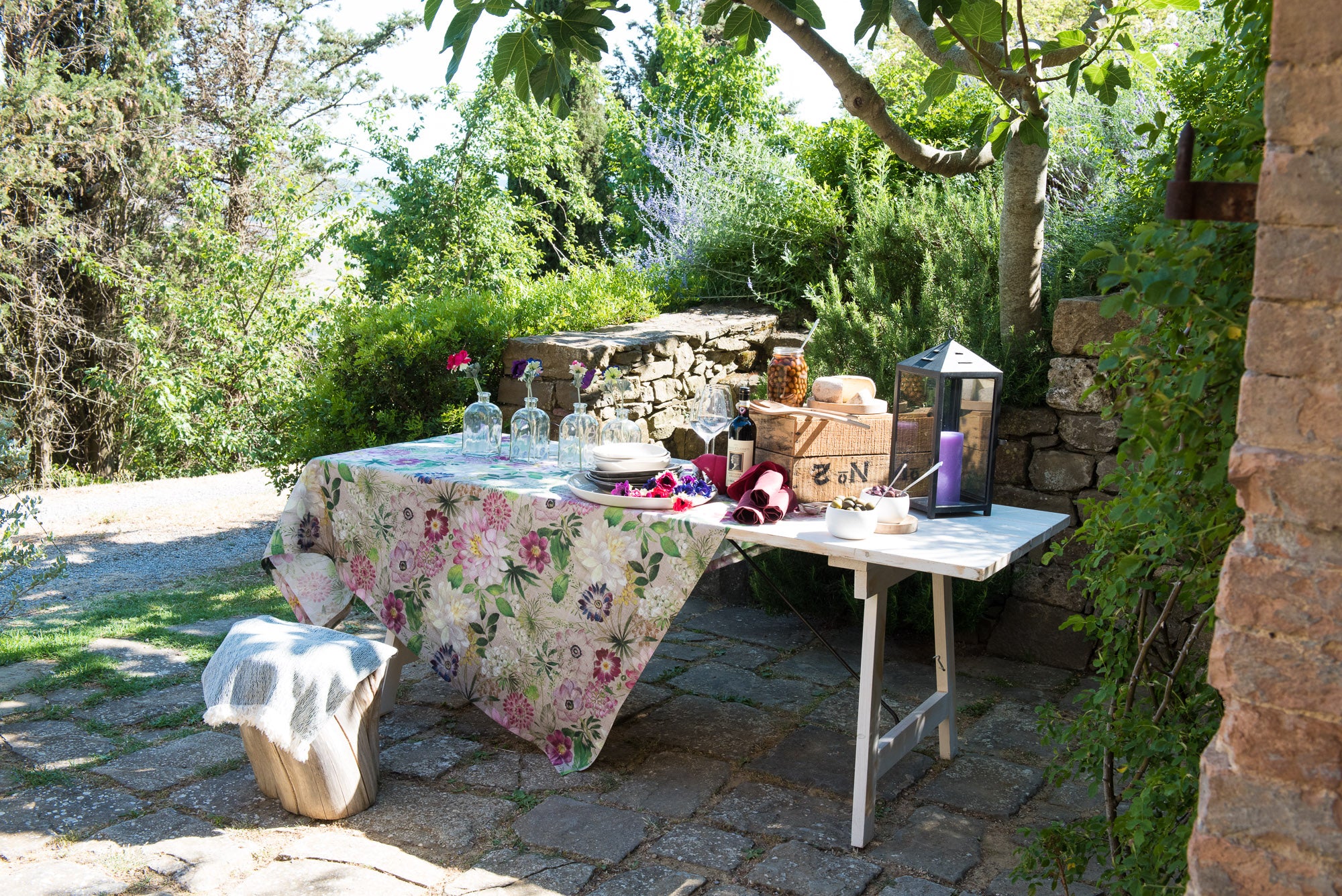 Tessitura Toscana Telerie, “La Vie en rose”, Linen printed small square tablecloth. - Home Landing