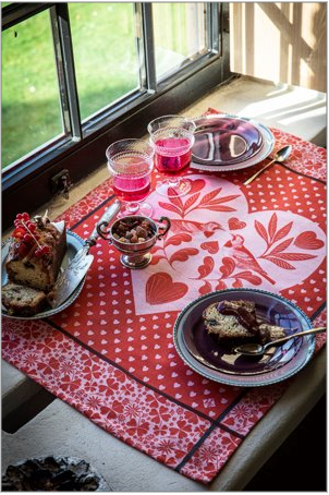 Jacquard Francais "Amour" (Red), Woven cotton tea towel. Made in France.