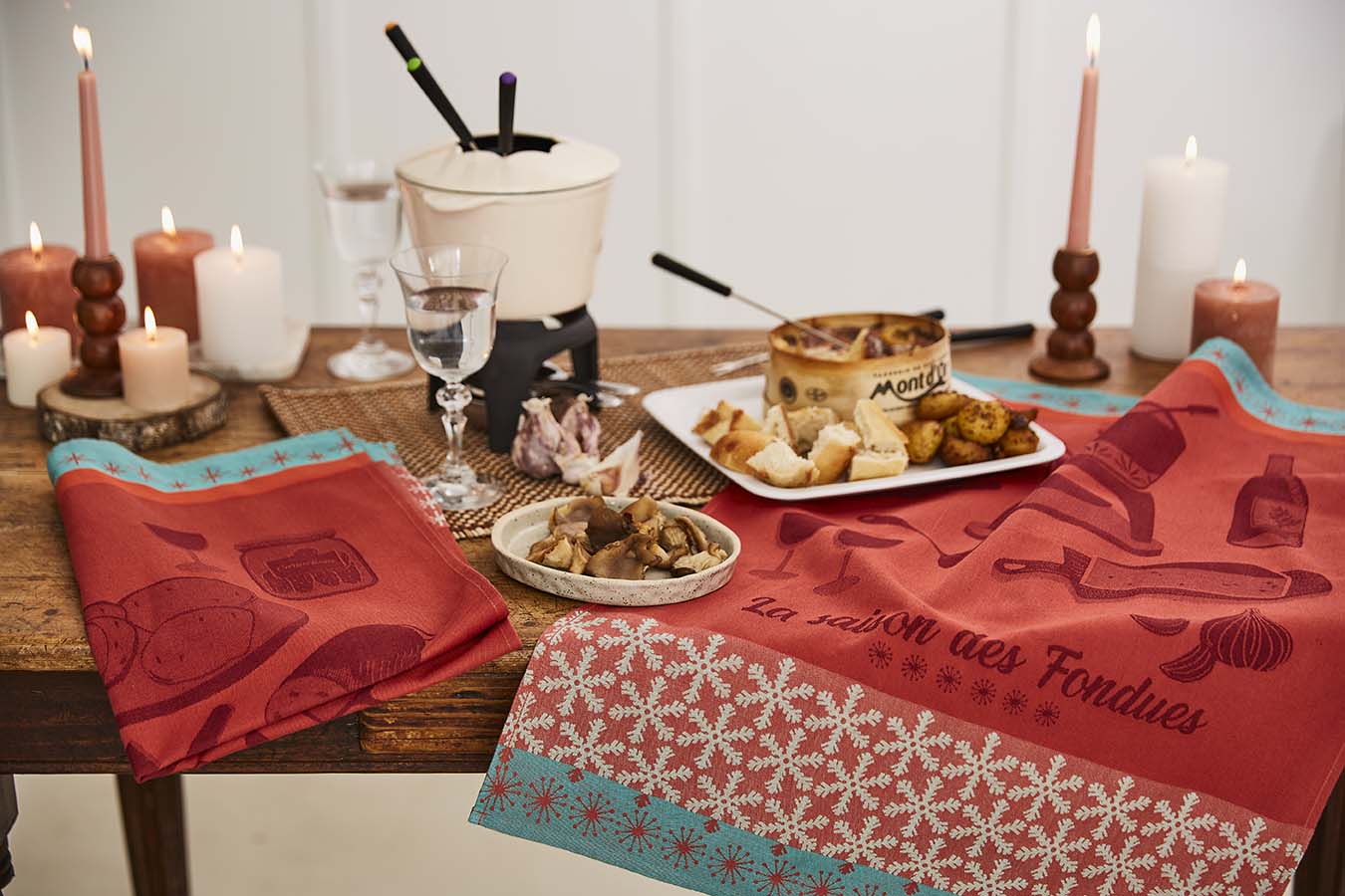 Coucke "La saison des Fondues", Woven cotton tea towel. Designed in France.