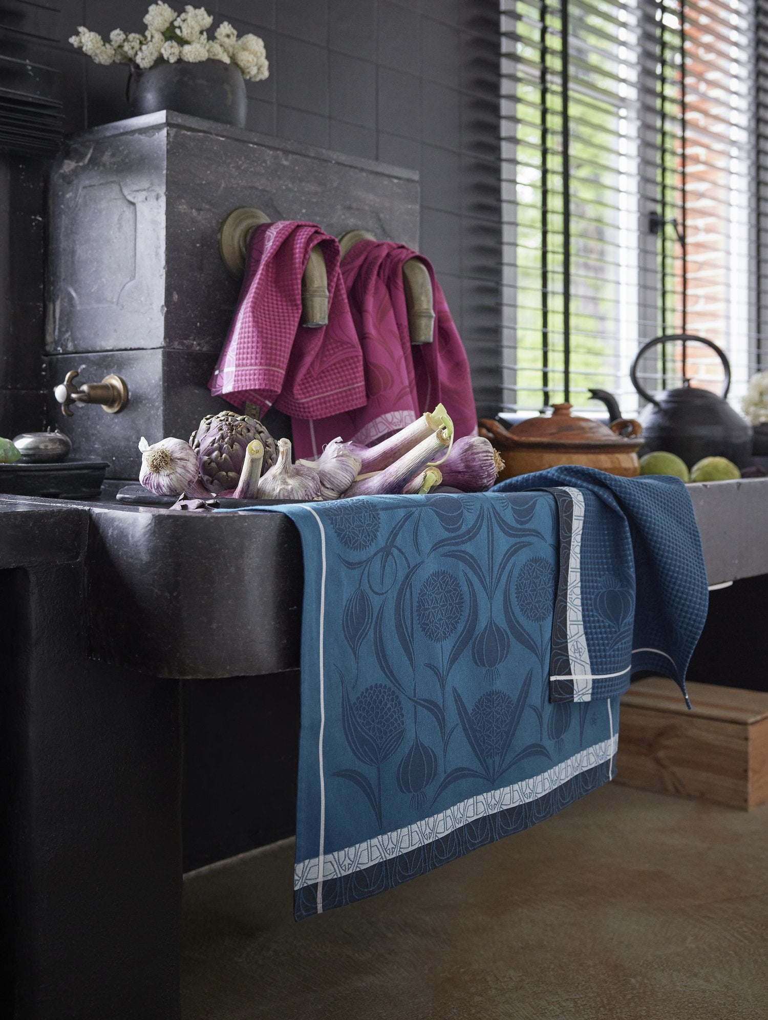 Jacquard Francais "L’ail"(Blue), Woven cotton tea towel. Made in France.