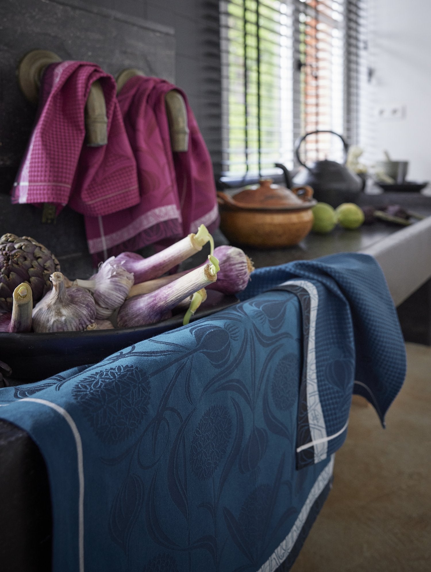 Jacquard Français "L’ail" (Blue), Woven cotton hand towel. Made in France.