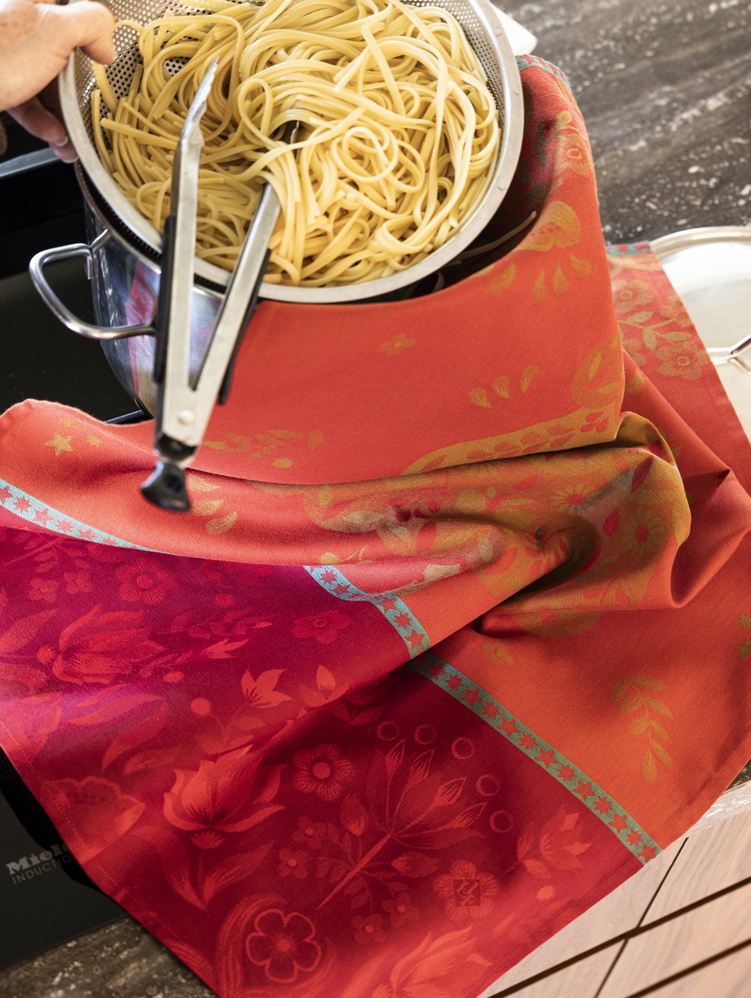 Jacquard Français "Feerie" (Red), Woven cotton tea towel. Made in France.