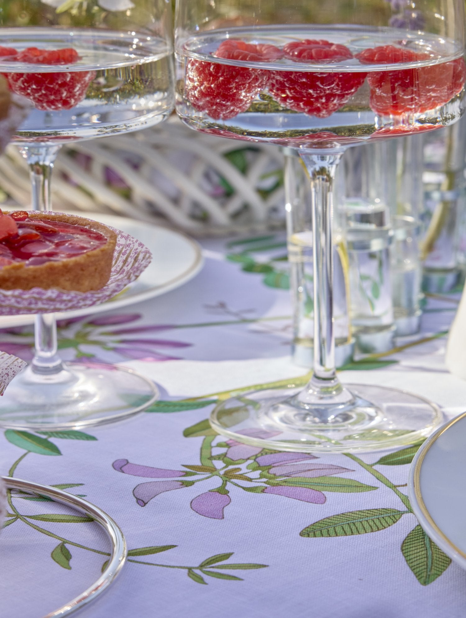 Jacquard Français "Pois de Senteur” (Pink), Printed cotton / linen table runner.