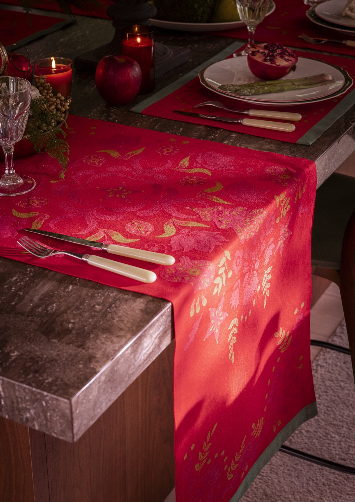 Jacquard Français "Feerie” (Red), Woven cotton table runner. France.