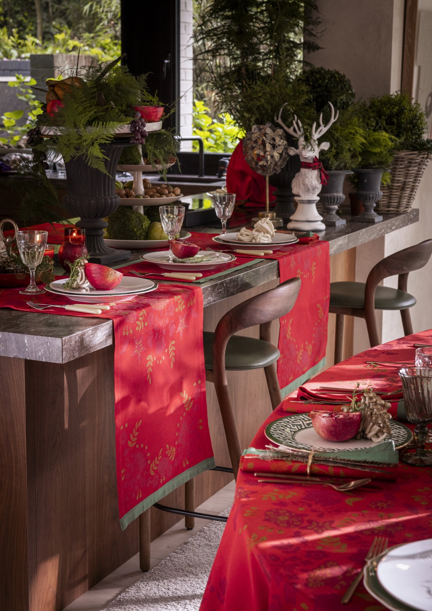Jacquard Français "Feerie” (Red), Woven cotton table runner. France.