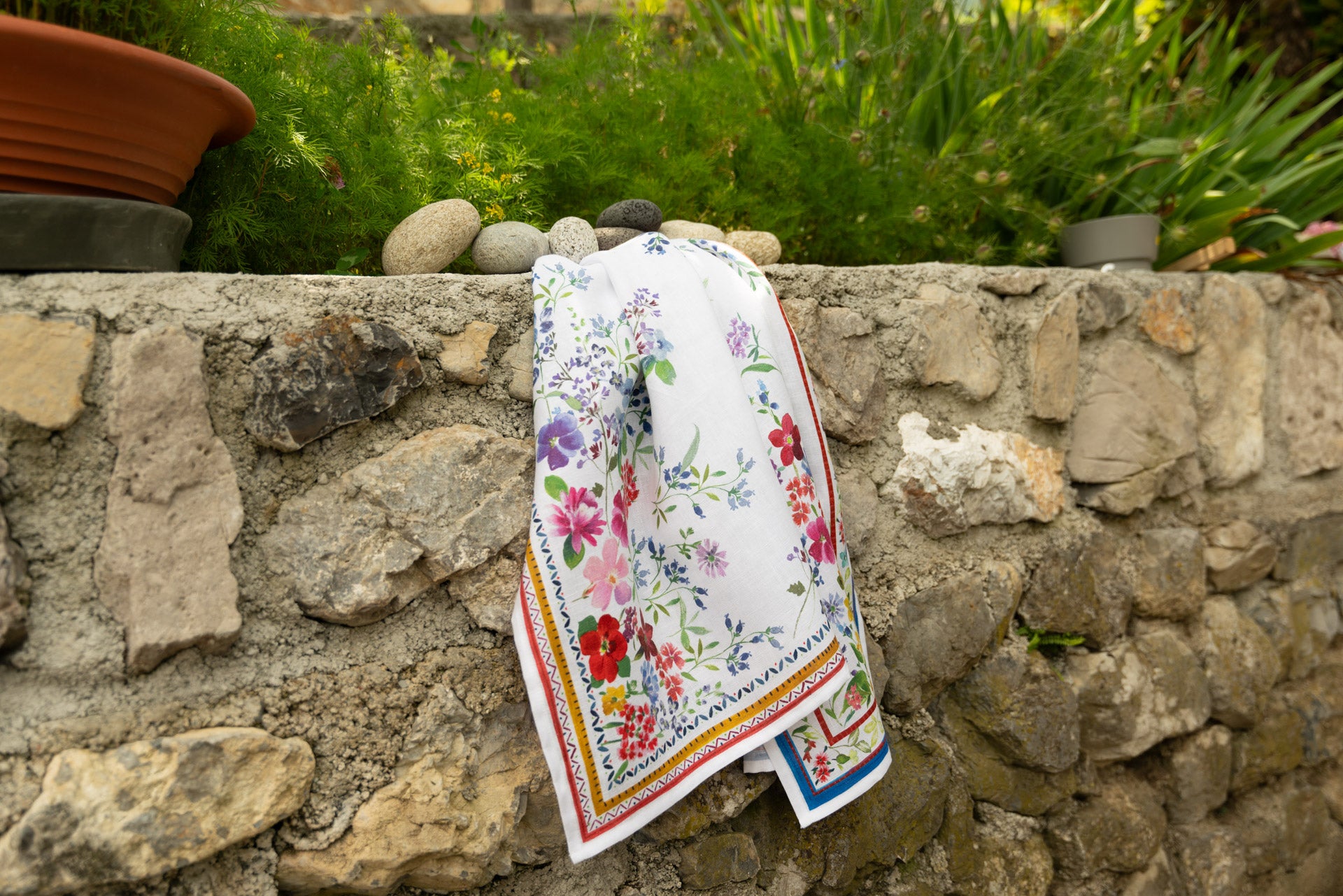 Tessitura Toscana Telerie, “Primula - Blu”, Pure linen printed tea towel.