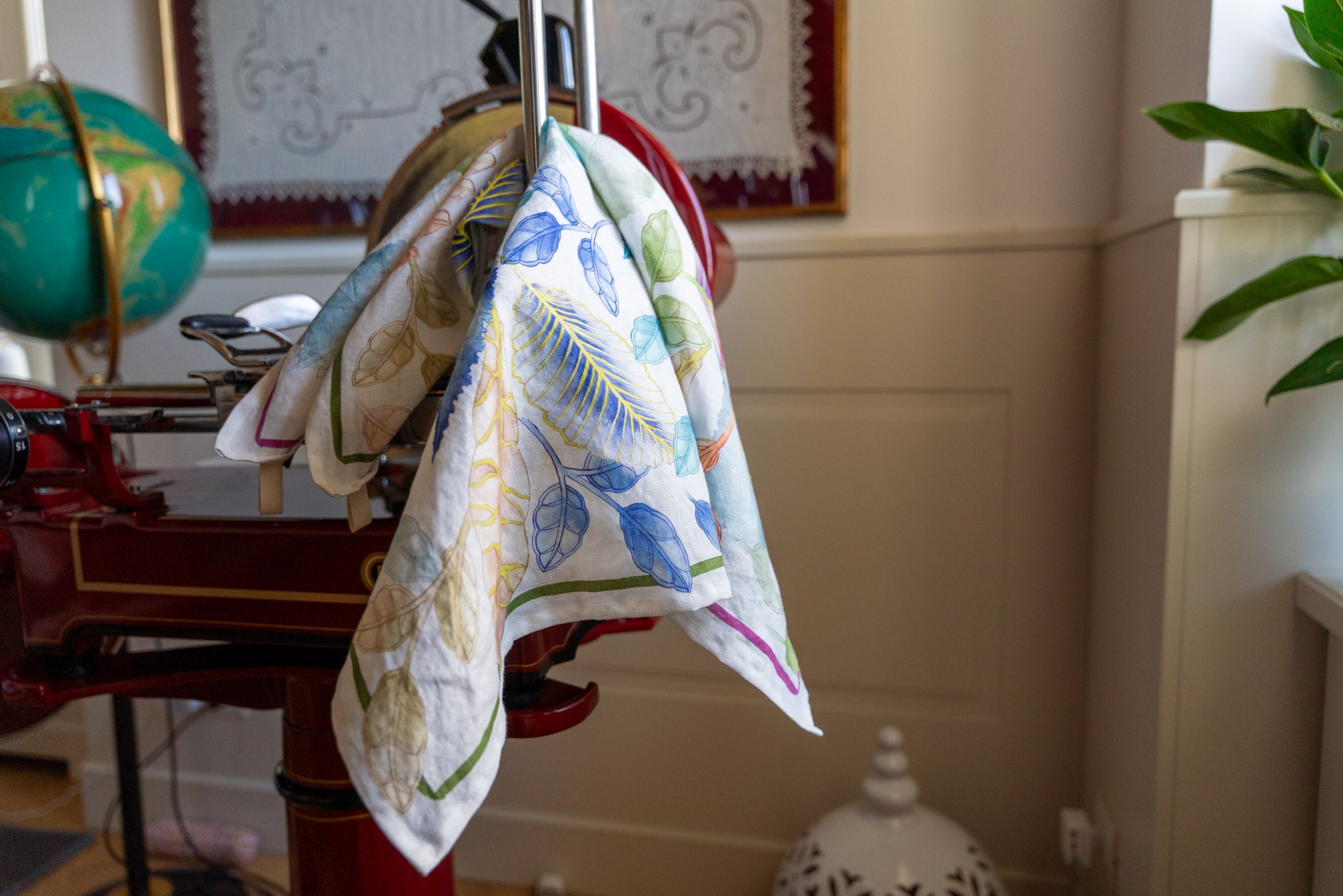 Tessitura Toscana Telerie, “Foliage Green”, Pure hemp printed tea towel.