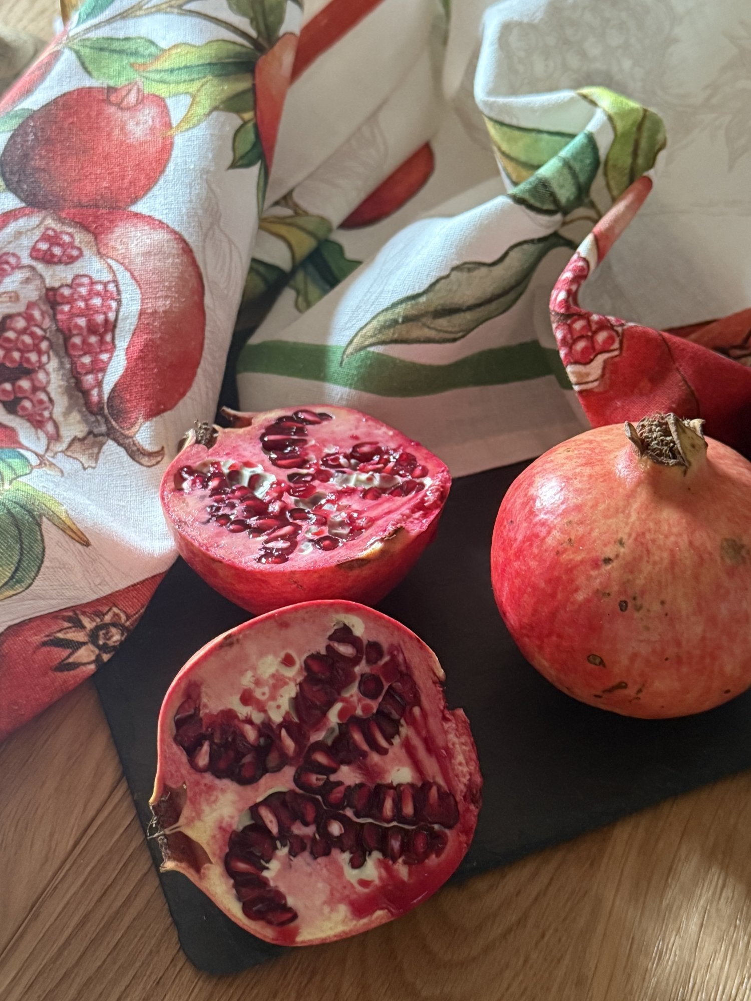 Tessitura Toscana Telerie, “Zakuro-Verde”, Pure linen printed tea towel.