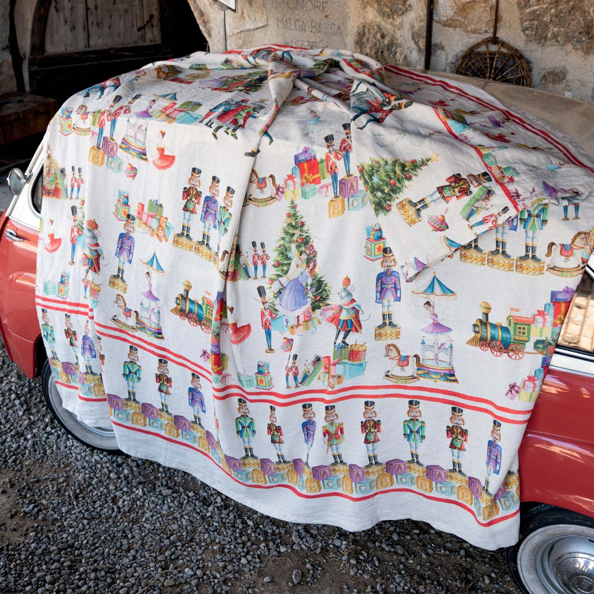 Tessitura Toscana Telerie, “Schiaccianoci Mezzero”, Printed linen throw.