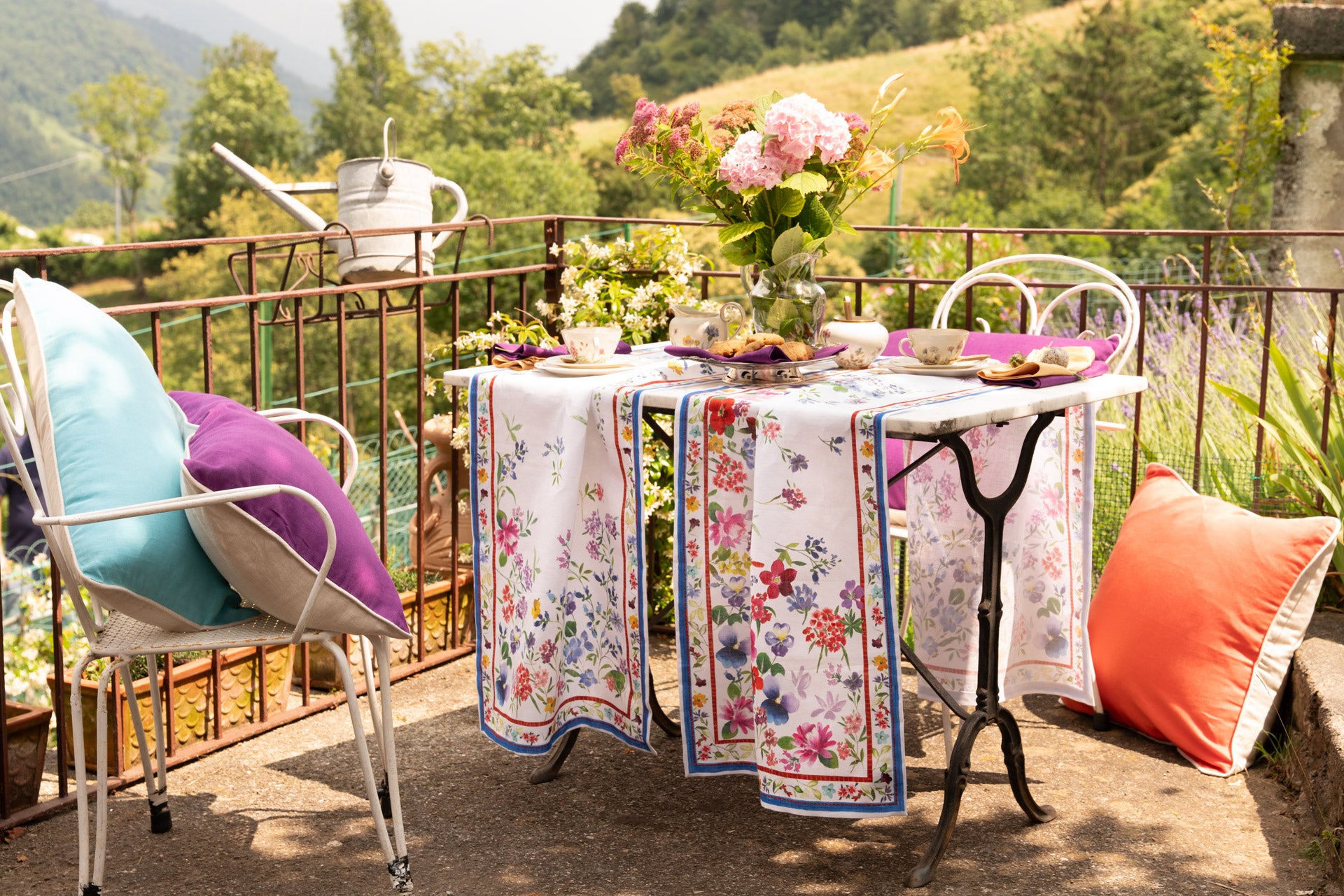 Tessitura Toscana Telerie, “Primula”, Pure linen printed table runner.