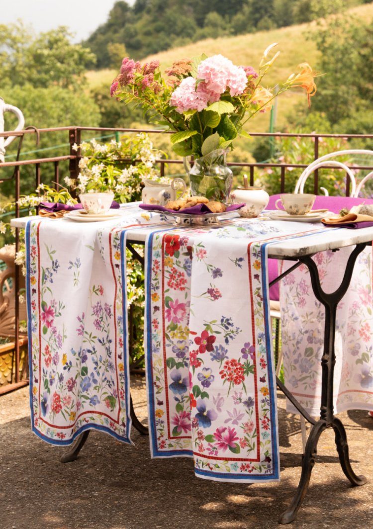 Tessitura Toscana Telerie, “Primula”, Pure linen printed table runner.