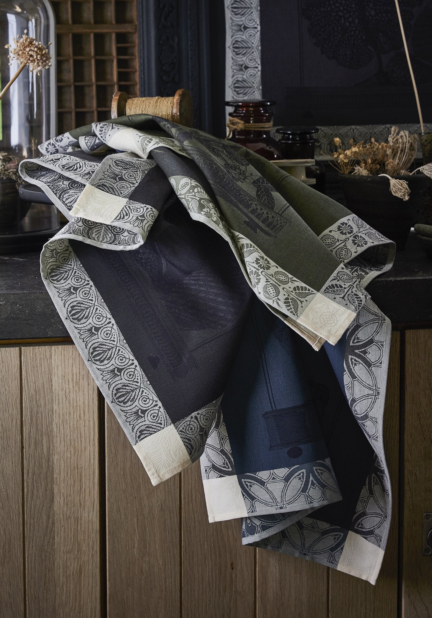 Jacquard Francais "Curiosites - Florale" (Green), Woven cotton tea towel. Made in France.