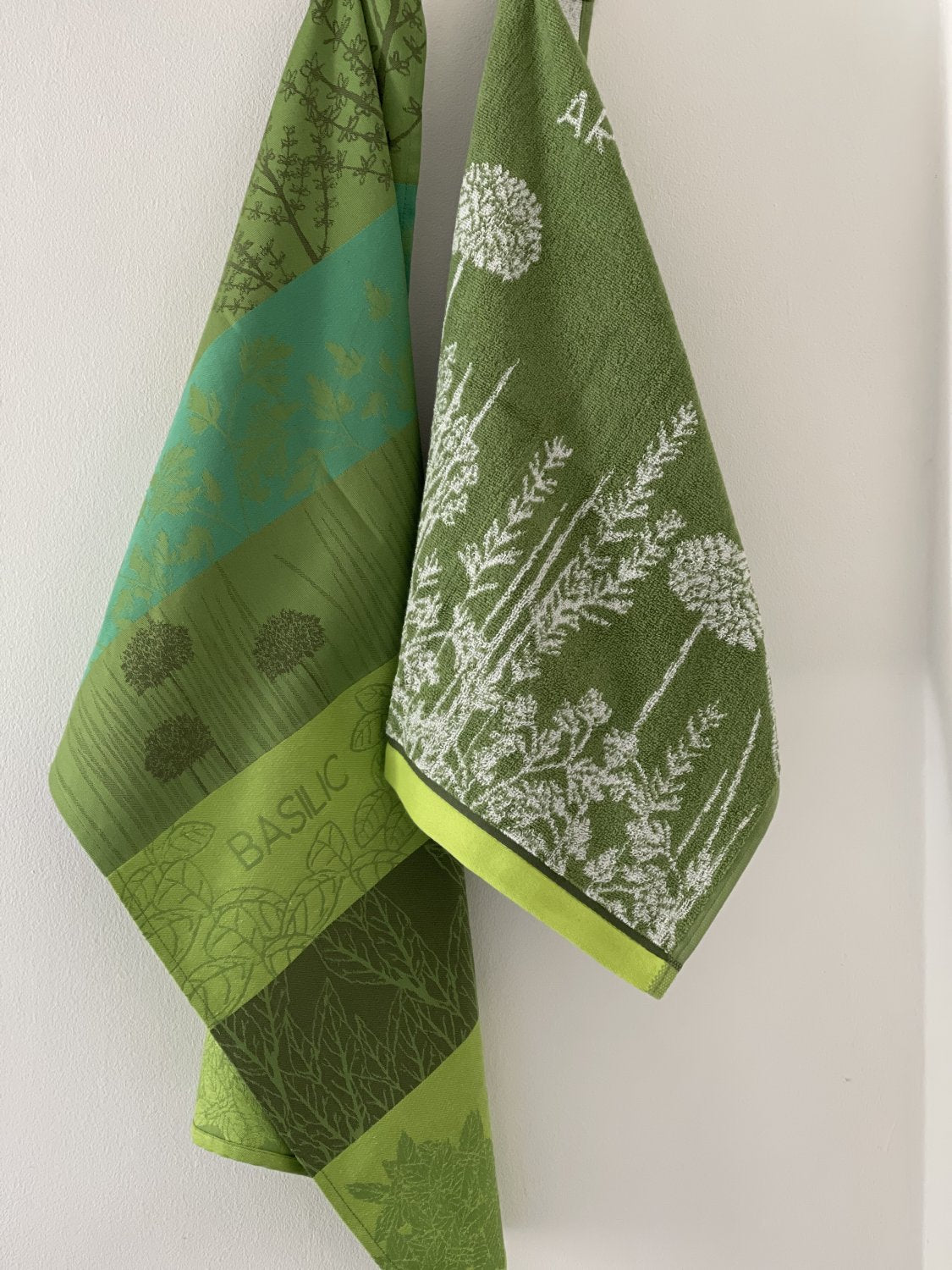 Coucke "Herbes Aromatiques”, Woven cotton tea towel. Designed in France.