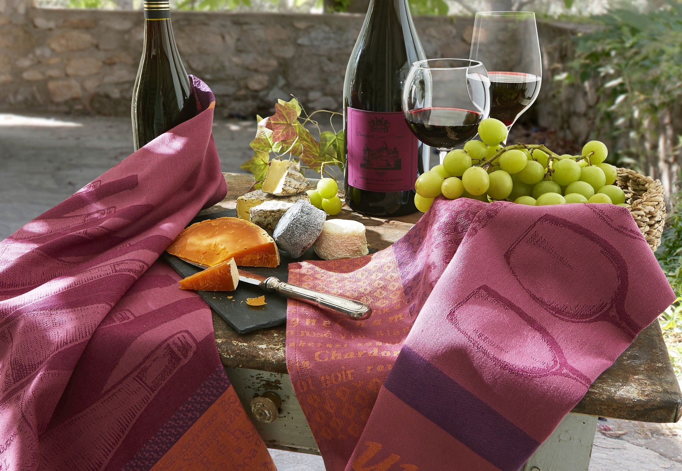 Coucke “Verres à Vin", Woven cotton tea towel. Designed in France.