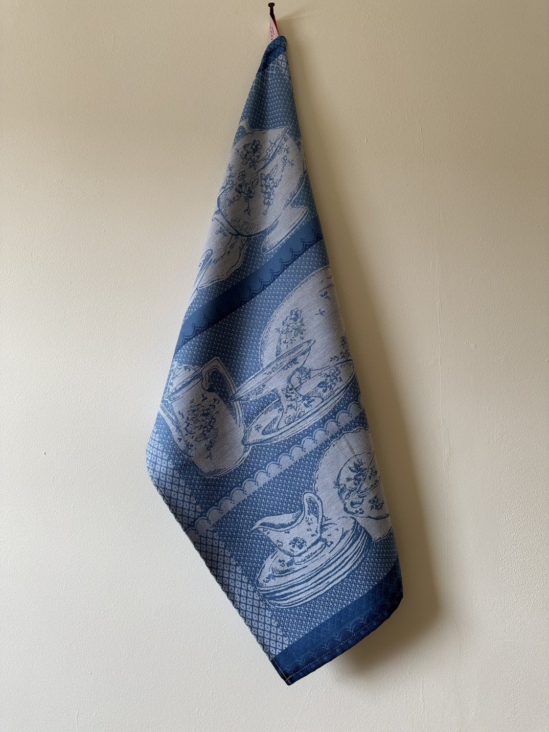 Coucke "Vaisselles Anciennes", Woven cotton tea towel. Designed in France.