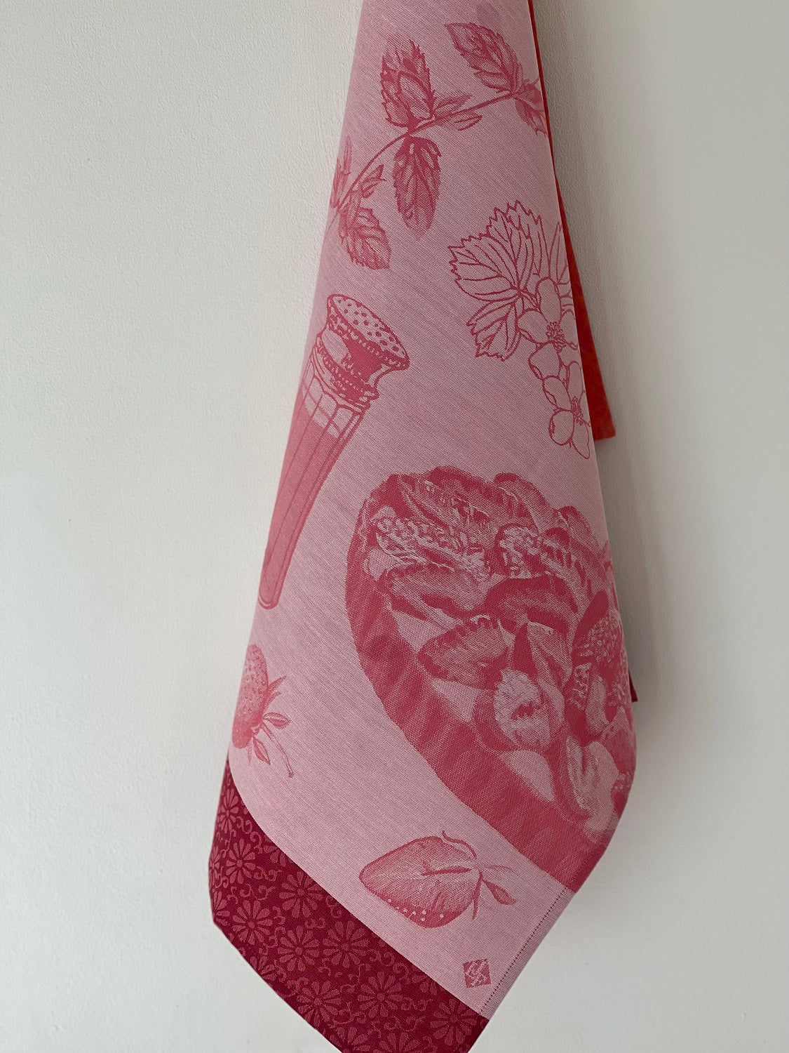 Jacquard Francais "Tarte aux Fraises" (Pink), Woven cotton tea towel. Made in France.