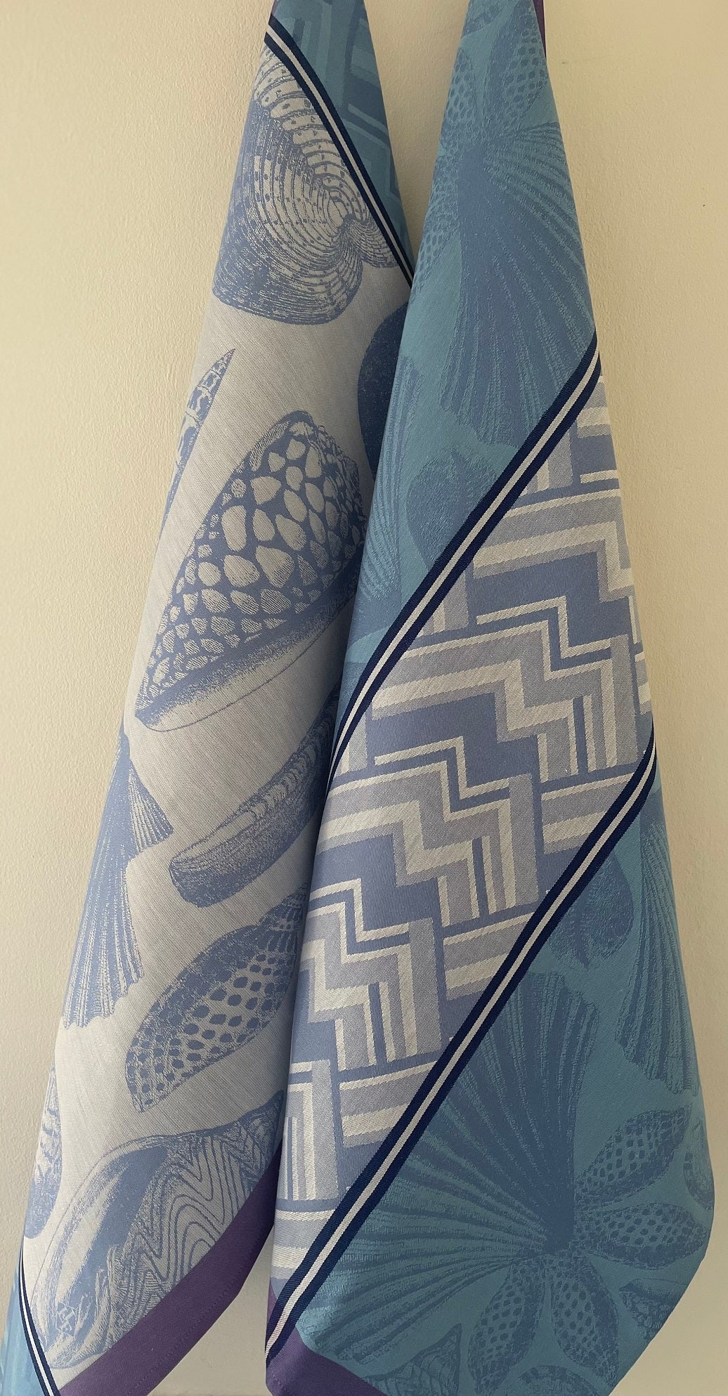 Jacquard Francais "Coquillages" (Mer), Woven cotton tea towel. Made in France.