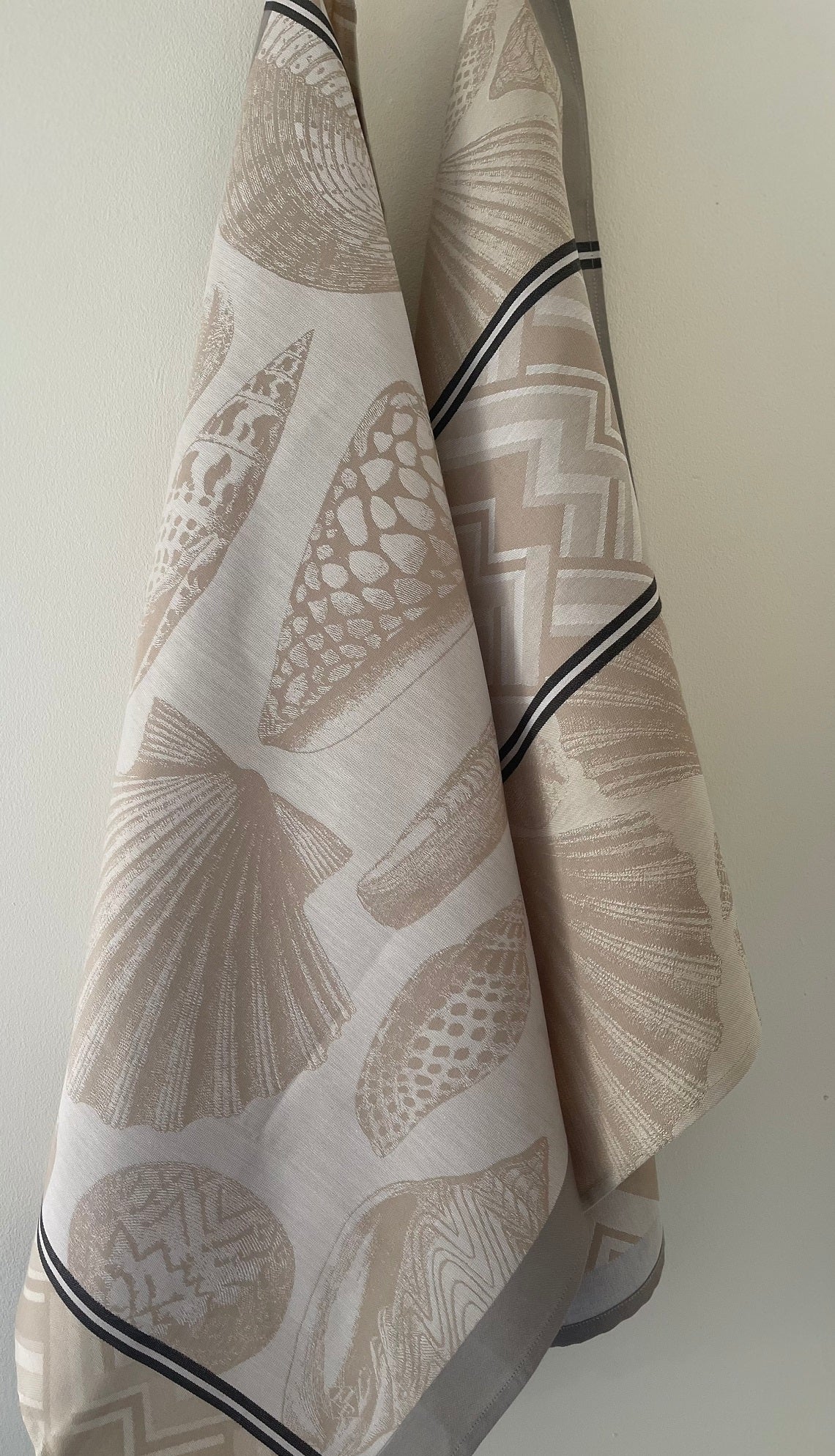Jacquard Francais "Coquillages" (Sable), Woven cotton tea towel. Made in France.