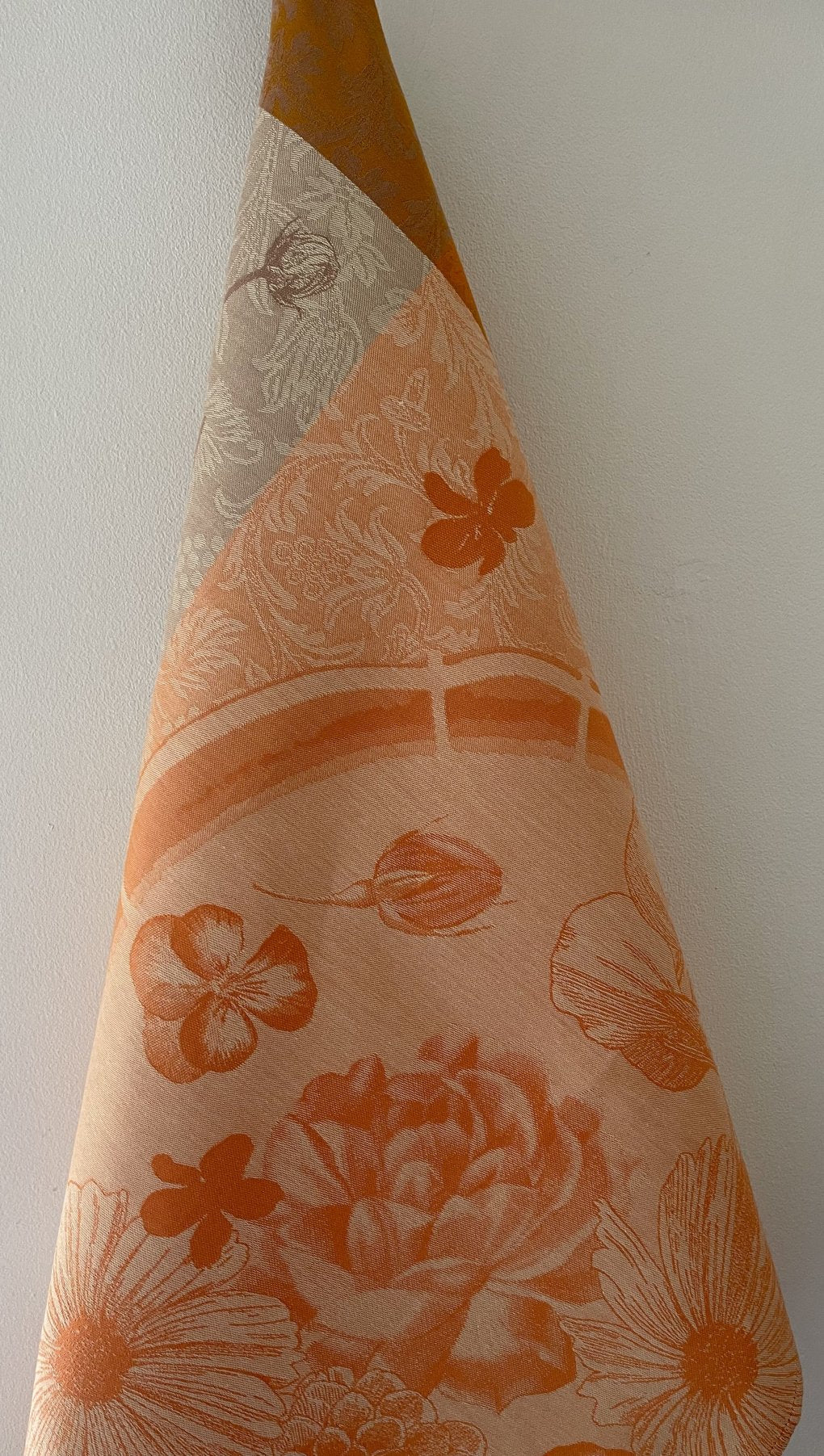 Jacquard Francais "Fleurs à Crouquer" (Nasturtium), Woven cotton tea towel. Made in France.