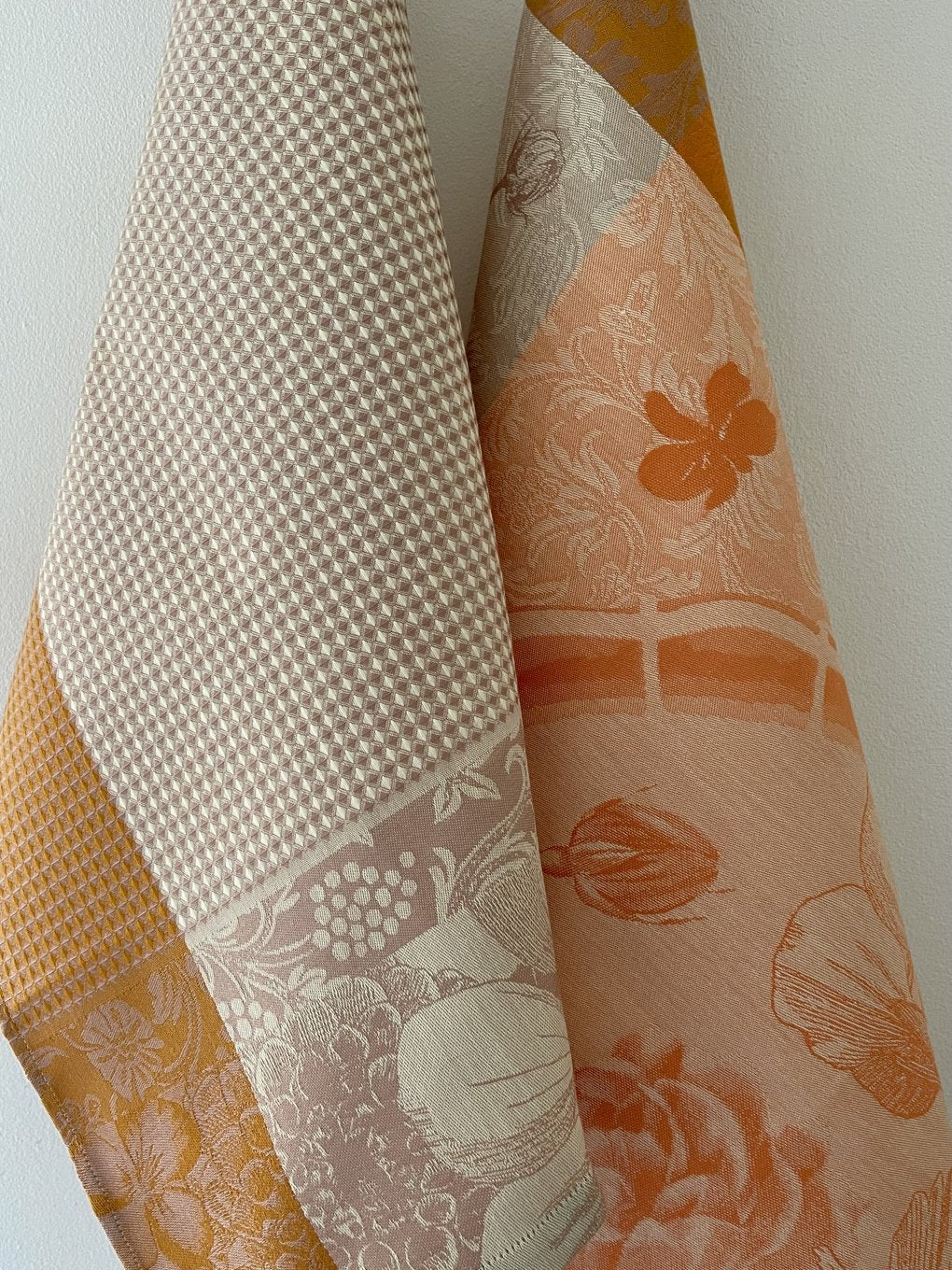 Jacquard Francais "Fleurs à Crouquer" (Nasturtium), Woven cotton tea towel. Made in France.