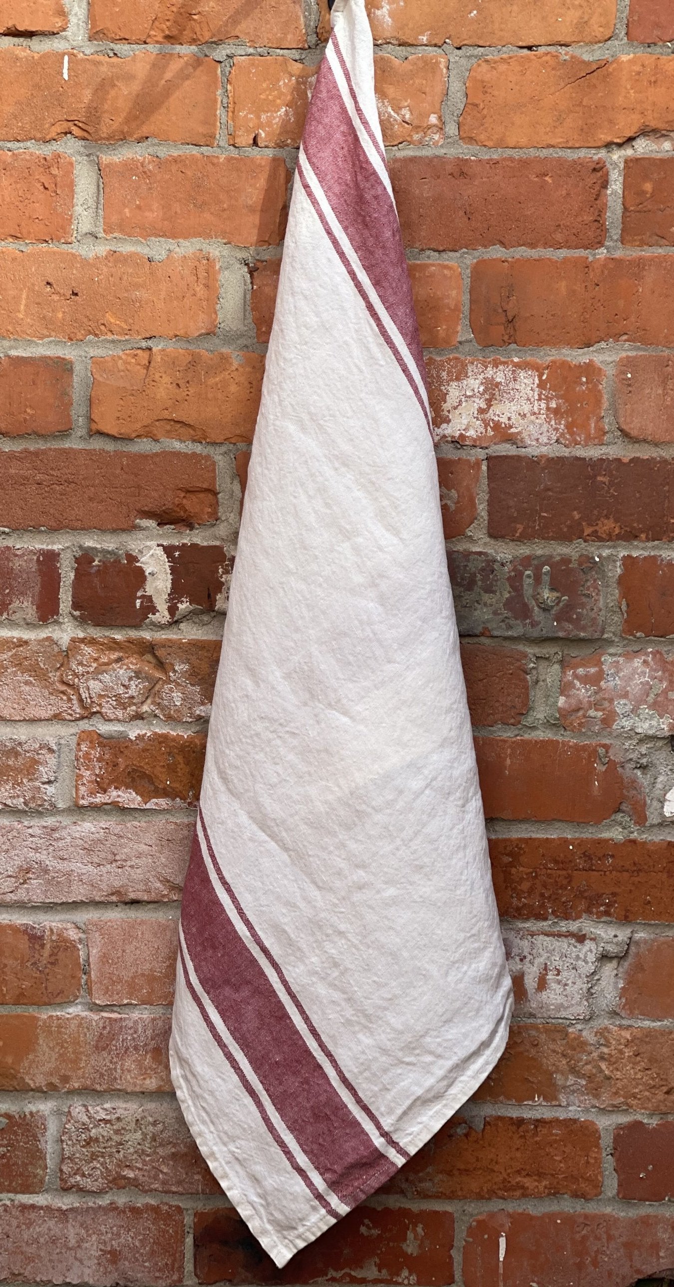 Tessitura Toscana Telerie, “Vecchi Tempi - Rosso”, Linen woven tea towel.